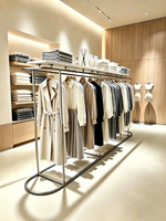 Présentoirs de Luxe en Gros pour Vêtements – Portants Circulaires Minimalistes en Chrome Argenté pour Boutiques