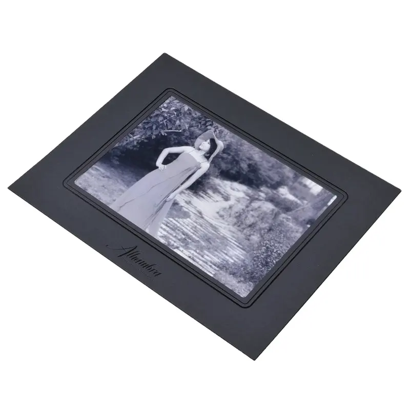 फ़ैक्टरी कस्टम फ़ॉइल एम्बॉसिंग क्राफ्ट कठोर कार्डबोर्ड फ़ोटो प्रिंट फ़ोटो के लिए मैट बोर्ड के साथ फ़ोलियो होल्डर