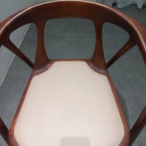 Chaise de salle à manger de style italien moderne, structure en bois massif, dossier et accoudoirs rembourrés en tissu doux, mobilier contemporain PISANO - Product Image 3