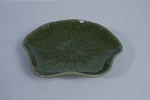 Nouvelle conception de plat de service en porcelaine bronze réactive à bord irrégulier pour les services de restauration et de banquets d'hôtel - Product Image 4