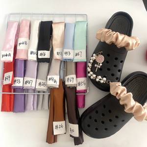 สายรัดรองเท้าผ้าซาตินไหมสั่งทำขายส่ง ของตกแต่งรองเท้าแบบกำหนดเองพร้อมโลโก้ผ้าดีไซเนอร์ จี้ห้อยรองเท้าแบบกำหนดเองสำหรับรองเท้าแบบสวม - Product Image 6