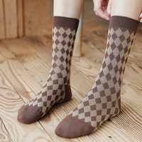 Vente en gros de chaussettes à poils personnalisées Chaussettes mi-tube pour femmes automne et hiver Bas en coton rétro Chaussettes à fleurs pour femmes
