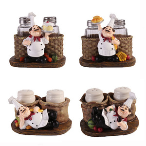 Piccolo chef carino con due agitatori di pepe contorno in resina arte creativa e artigianato per la decorazione domestica - Product Image 4