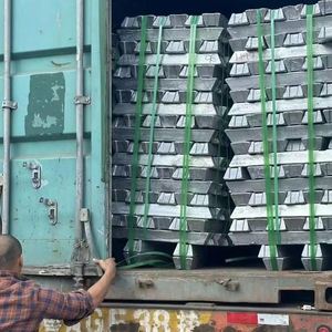 อลูมิเนียมแท่งบริสุทธิ์สำหรับขาย เกรด A7 ความบริสุทธิ์ 99.7% สำหรับโรงงานหล่อและโรงกลั่น - Product Image 5
