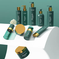 Flacons carrés en plastique vert mat avec bouchon argenté, pompe pulvérisatrice et design sérigraphié pour cosmétiques et lotions