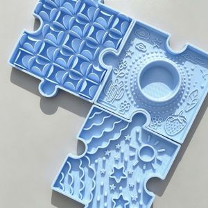 Tapis d'alimentation pour chien en silicone à alimentation lente avec ventouse - Conception portable, écologique et étanche pour une alimentation interactive et saine - Product Image 1