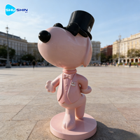 Sculpture de dessin animé Snoopy en résine personnalisée avec technique d'aérographe, couleur et logo personnalisés, design tendance pour la décoration de la maison