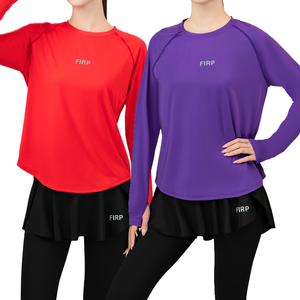 Camisa de entrenamiento de secado rápido transpirable con agujeros para los pulgares y secado rápido hecha para tenis y niñas activas - Product Image 1
