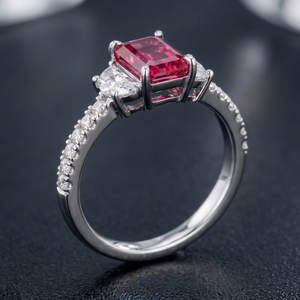 1,20 Karat Fancy Pink Smaragdschliff Halbmond Pavé Klassischer Laborgezüchteter Diamant Edelstein Verlobungsgeschenk IGI Zertifiziert OEM Maßanfertigung - Product Image 1