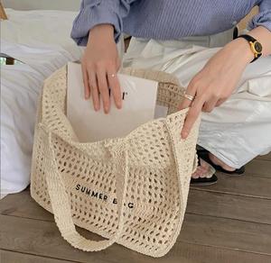 Bolso Tote de Ganchillo Casual Minimalista con Parte Superior Abierta, Diseño Calado Transpirable, para Uso Diario de Mujer, con Dos Asas, Estampado de Letras, Duradero, Beige - Product Image 4
