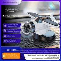 Diffuseur de parfum rotatif solaire personnalisé pour voiture, style dessin animé, en ABS, ornement créatif pour voiture en forme d'avion
