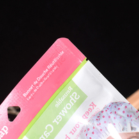 Pochette en plastique transparente à trois soudures latérales avec trou de suspension Euro et fermeture éclair refermable pour l'emballage de bonnets de douche réutilisables