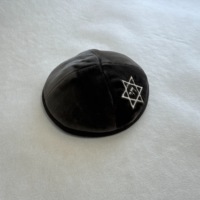 Kippah de Terciopelo Alemán Personalizada, Samtkippa Judía con Logotipo Bordado, Yarmulke Personalizada, Gorro Judío para Boda