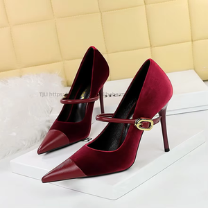 Vente en gros usine Escarpins en velours bordeaux pour femme - Bout pointu, bride, talon aiguille, pour soirée et fête - Product Image 1