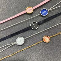 Chaîne d'étiquettes volantes avec logo personnalisé Étiquettes permanentes suspendues avec corde en soie Fil plastique pour vêtements Étiquettes de scellement suspendues pour vêtements