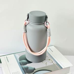 Bouteille isotherme sport en acier inoxydable avec revêtement en caoutchouc, grande ouverture, 650 ml et 1000 ml, avec poignée et couvercle plat, pour une conservation thermique de 12 à 24 heures - Product Image 3