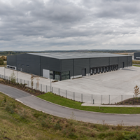 Grande structure en acier pour entrepôt, plusieurs baies de chargement, atelier métallique, bâtiment industriel résistant aux intempéries pour la distribution