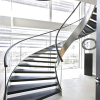 Minimalistische Geschwungene Treppe mit Maßgefertigten Holzstufen für Moderne Wohnhäuser