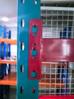 Étagère à palettes en forme de larme GM Heavy Duty, sans boulons, avec cadre en acier réglable et poutres de sécurité pour les opérations de rayonnage en entrepôt