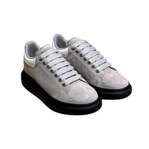 Zapatillas casuales de plataforma para hombre en gamuza gris, gamuza genuina con pestaña de talón blanca, con suela antideslizante cómoda para la vida urbana masculina. - Product Image 1