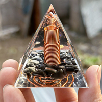 Großhandel Luxuriöse Obsidian-Kies-Pyramide Desktop-Ornament Harz-Tropfer Kristall-Pyramidenform