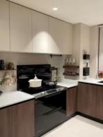 Buffet moderne avec plateau en pierre frittée, en chêne, sans poignées, pour salle à manger