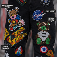 Jeans Homme en Denim Délavé Noir Slim Fit Personnalisé OEM avec Broderie Patchwork Motif Ours Teddy et Graphique NASA, Respirant pour l'Automne