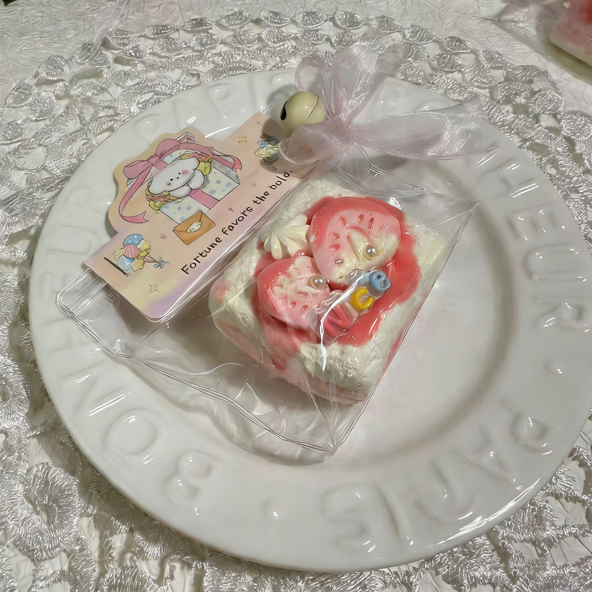 Gâteau Cube Moelleux aux Fraises Roses Tranchées [150g]