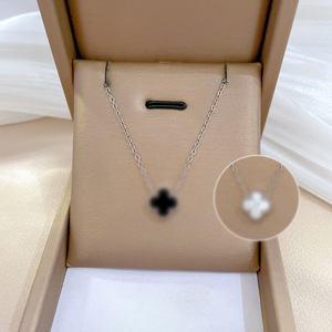 Collar de Cadena de Bambú Estilo Instagram con Amuleto de la Suerte de Planta de Cobre, Minimalista y Moderno, Unisex, de Acero de Titanio - Product Image 1