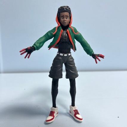 hombre araña de pie