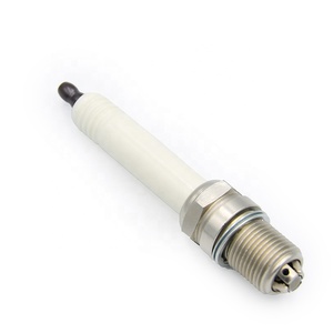 Remplacement de la bougie d'allumage du moteur Champion FB78WPN - Product Image 2