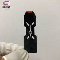 Les panneaux/étiquettes sont fabriqués en feuilles de polycarbonate de 0,5 mm d'épaisseur, imprimées par sérigraphie.