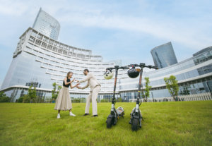 Monopattino Pieghevole KuKirin A1, Telaio in Acciaio Argento, Display LED, Doppi Freni, per Pendolari e Avventure all'Aperto - Product Image 2