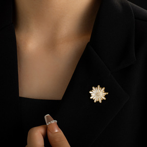 Daisy Flower Brooch Zinc Alloy Claw Setting Women's Gift Accessory - Product Image 2