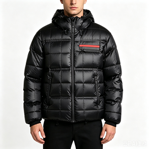 Blouson matelassé noir brillant pour homme avec capuche, rayures rouges sur la poitrine, fermeture éclair et poignets côtelés – Fournisseur en gros personnalisé pour l'hiver - Product Image 3