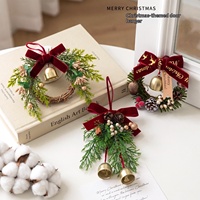 Couronne de Noël artisanale avec clochette et pomme de pin, ornement suspendu pour porte d'entrée, vitrine, arbre, décoration de la maison