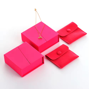 Caja de Joyería Magnética de Cartón con Logotipo Personalizado de Lujo GLAMPKG, con Doble Puerta Abatible e Inserto de Espuma para Collares y Anillos - Product Image 4