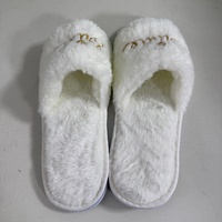 Chaussons de mariée blancs brodés en fourrure, fournitures de mariage pour les chambres des demoiselles d'honneur, cadeaux de douche nuptiale pour femmes