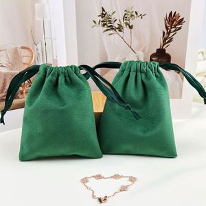 Pochette à bijoux en velours épais vert foncé avec cordon de serrage, sac cadeau de luxe en velours doux pour emballage de colliers et bracelets, logo et taille personnalisés - Product Image 1