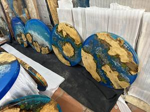 โต๊ะไม้เรซิ่นอีพ็อกซี่สีน้ำเงินเข้มทรงกลมแบบสั่งทำพิเศษสำหรับโรงแรมระดับไฮเอนด์ โต๊ะข้างธีมมหาสมุทรตกแต่งด้วยมอสและทราย - Product Image 2