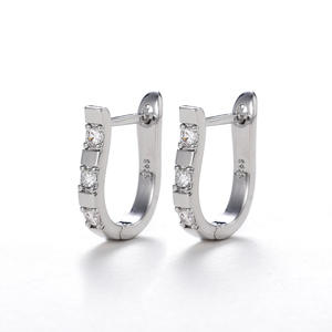 Pendientes Huggie de Plata 925 Color Blanco Champán con Cristales de Estrás en Talla Canal, Joyería Clásica para Uso Diario de Mujer - Product Image 3