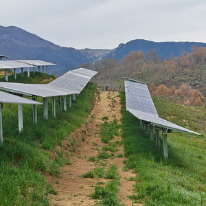 Bodenmontierte Halterung Sonnenverfolger Intelligentes <span class=keywords><strong>Solar</strong></span>-<span class=keywords><strong>Tracking</strong></span>-<span class=keywords><strong>System</strong></span> Einachsiger <span class=keywords><strong>Solar</strong></span>-Tracker 1-Achsen-PV-Tracker für Verschiedene Terrains - Product Image 1