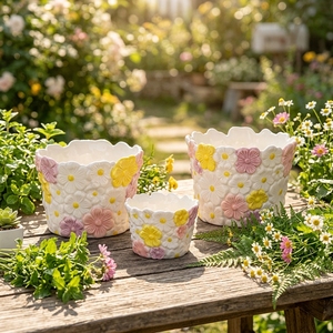Vaso in Ceramica Fatto a Mano Redeco con Motivo Floreale a Margherita, Contenitore 3D in Rilievo per Piante Grasse, Fiori Gialli Rosa Bianchi, Tre Misure, Decorazione - Product Image 1