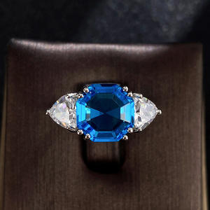 Anello F1590 in Moissanite con Taglio Ottagonale, Tre Pietre, Montatura a Griffe in Oro Bianco, Anello di Fidanzamento da Donna - Product Image 6