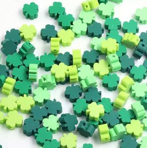 100 pièces de perles rondes en argile polymère de 10 mm, motif trèfle, pour la Saint-Patrick, assortiment de breloques Heishi, fournitures pour la décoration de montres - Product Image 1