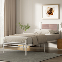 Lit plateforme moderne en fer blanc avec tête de lit en panneau imitation bois pour chambre à coucher