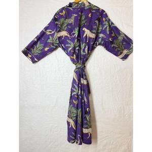Batas Kimono de Algodón con Estampado de Selva Morada, Hechas a Mano, de Terciopelo de Algodón, para el Desayuno o el Té - Product Image 1
