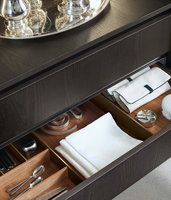 Meuble de cuisine sur mesure Song Design, finition grain de bois massif, construction de tiroirs à queue de pie, porte vitrée, garantie 5 ans - Premium