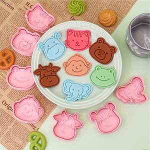 Moules à biscuits créatifs en forme de tête d'animal 3D avec des motifs de girafe, d'éléphant et de koala, en plastique écologique pour la pâtisserie à domicile - Product Image 1