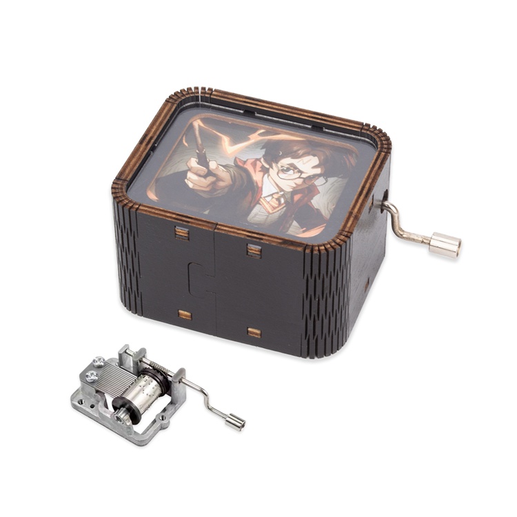 Caja de contrachapado pintada en plata con tarjeta de papel impresa